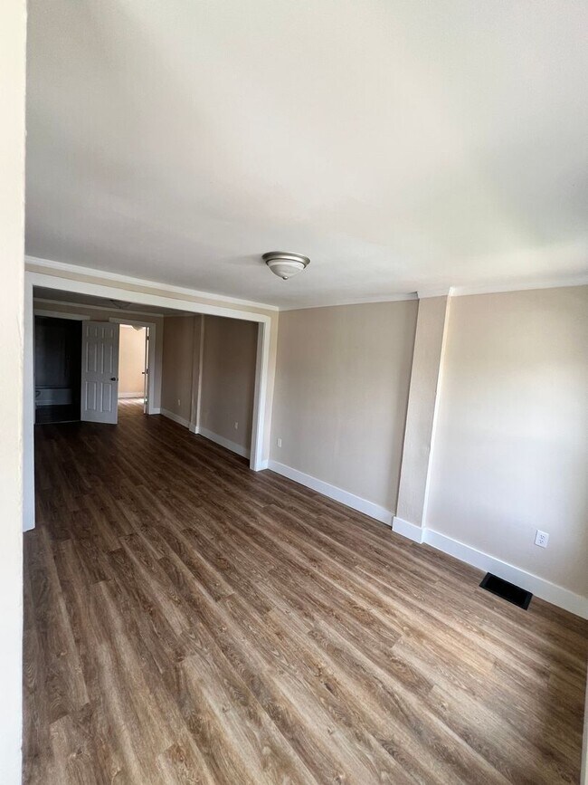 Building Photo - Newly Remodeled 3BR/1BA - 1st Floor | Sect...