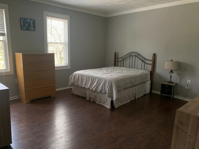 Building Photo - Large 3 Bedroom Available Now! Central air - Laundry provided!