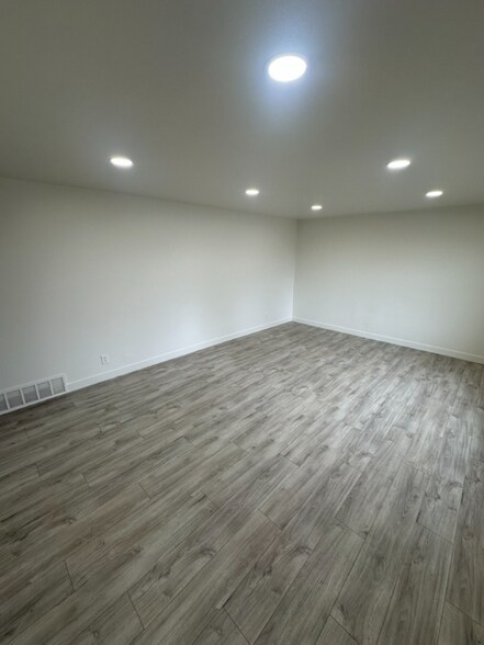 Building Photo - 8169 Ivy Dr