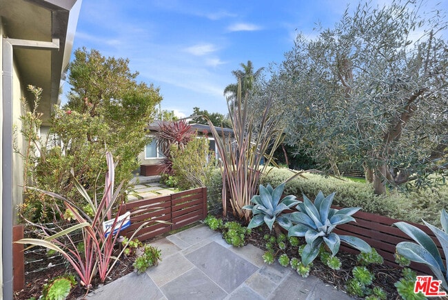 Building Photo - 3154 Queensbury Dr