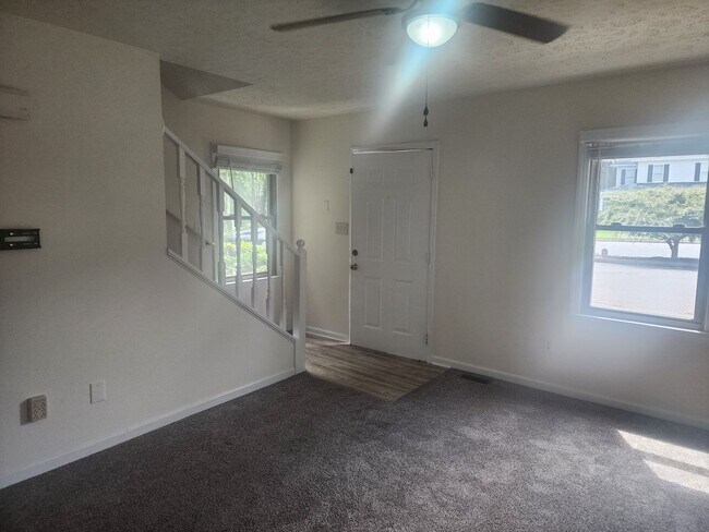 Building Photo - Electric Included! 2 Bed 1.5 Bath Condo!