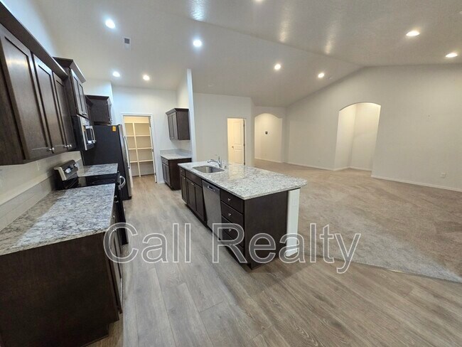 Building Photo - 5609 N Calvin Rd