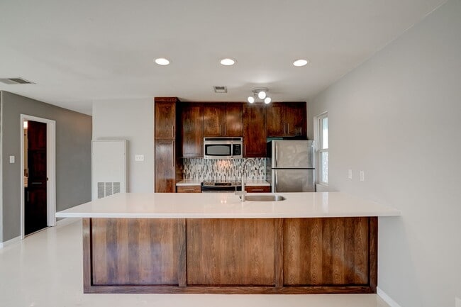 Building Photo - 2450 Ashdale Dr