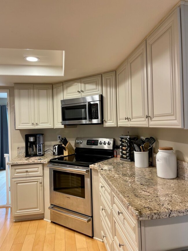 Building Photo - Spacious 3 Bedroom 2.5 Bath Townhouse in C...