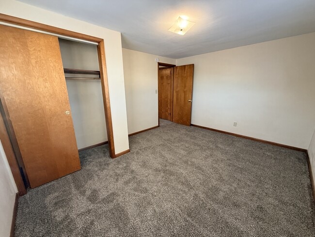 Building Photo - 4760 Holiday Dr