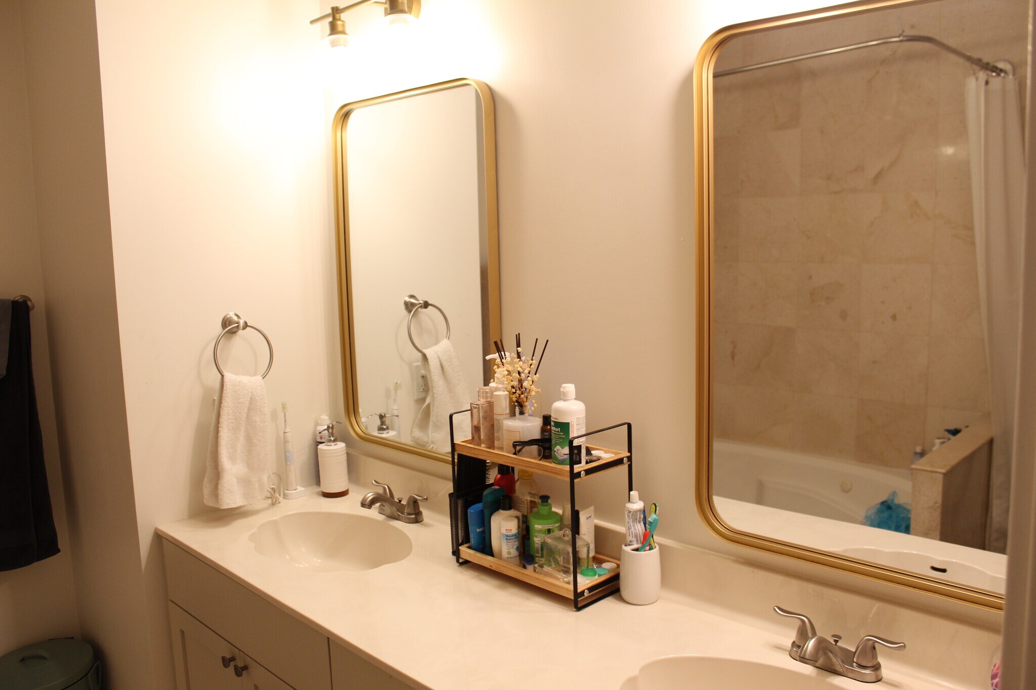 master his/her bathroom - 946 W Fry St