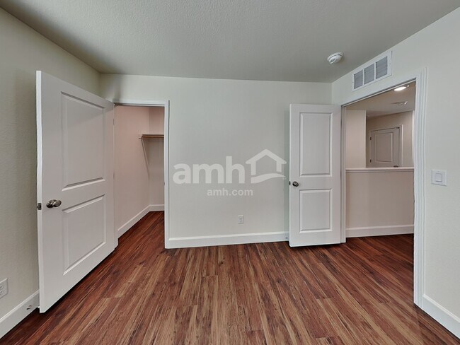 Building Photo - 872 Longwood Gdns St