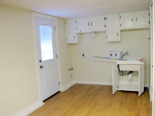 Building Photo - 927 Woods Hollow Dr