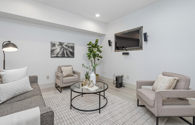 Building Photo - 619 SW Foresta Ter