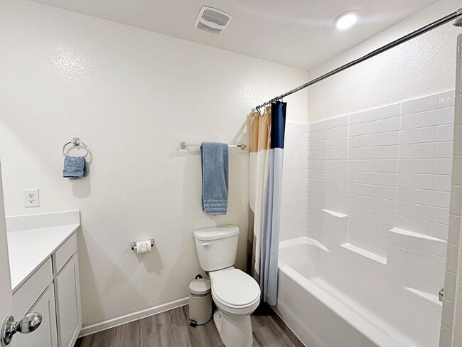 Building Photo - FURNISHED 3 BEDROOM + LOFT TOWNHOME WITH 2 CAR GARAGE