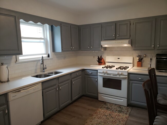 Kitchen where you and your friends can cook - 375 Hope St