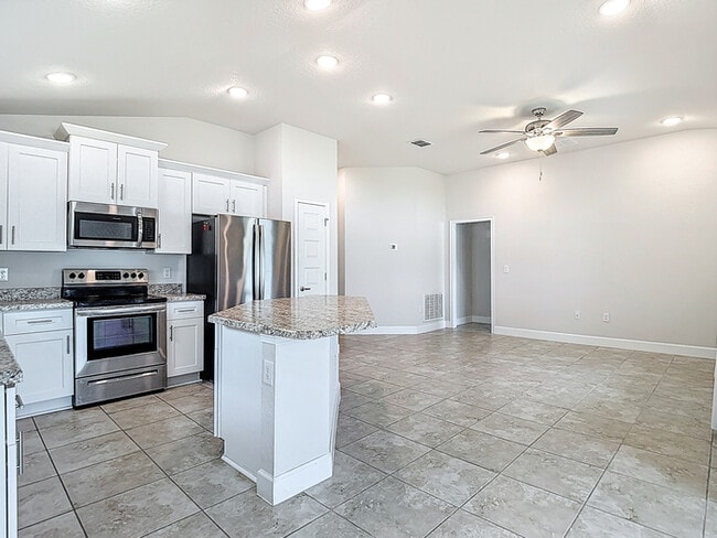 Building Photo - Welcome in to this beautiful Unfurnished -...