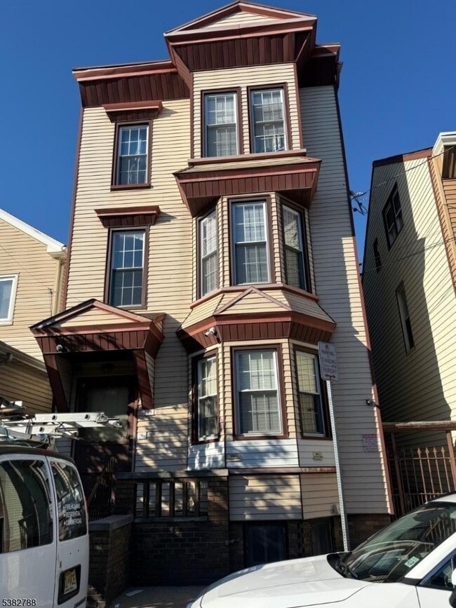Primary Photo - 221 Walnut St