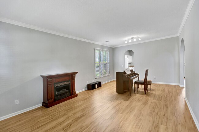 Building Photo - Charming Charleston National Home