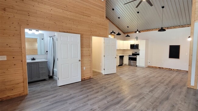 Building Photo - 9420 Greenwood Dr