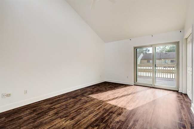 Building Photo - 902 Memorial Village Dr