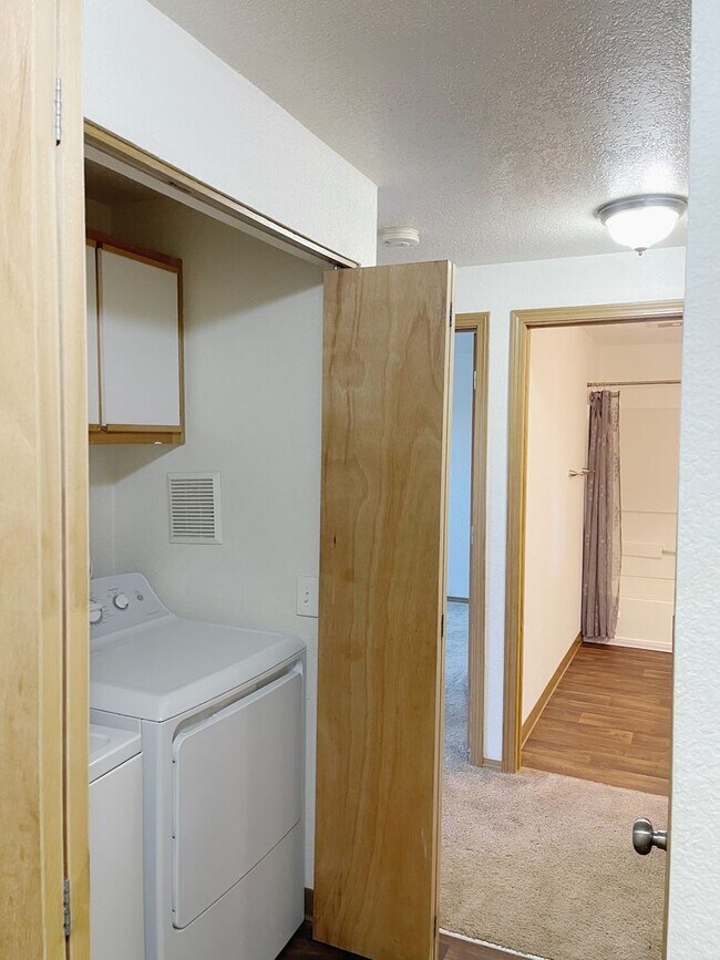 Building Photo - Lovely 2 Bedroom Apartment… Waiting for You to Make it Home!
