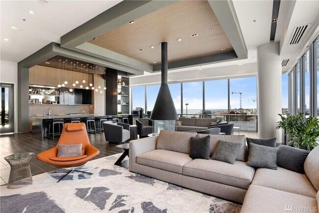 Building Photo - Luxurious 2 bed/ 2 bath unit conveniently ...