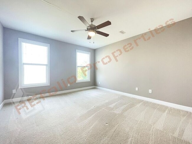 Building Photo - Beautiful 3 Bedroom Townhome with 3rd Floo...