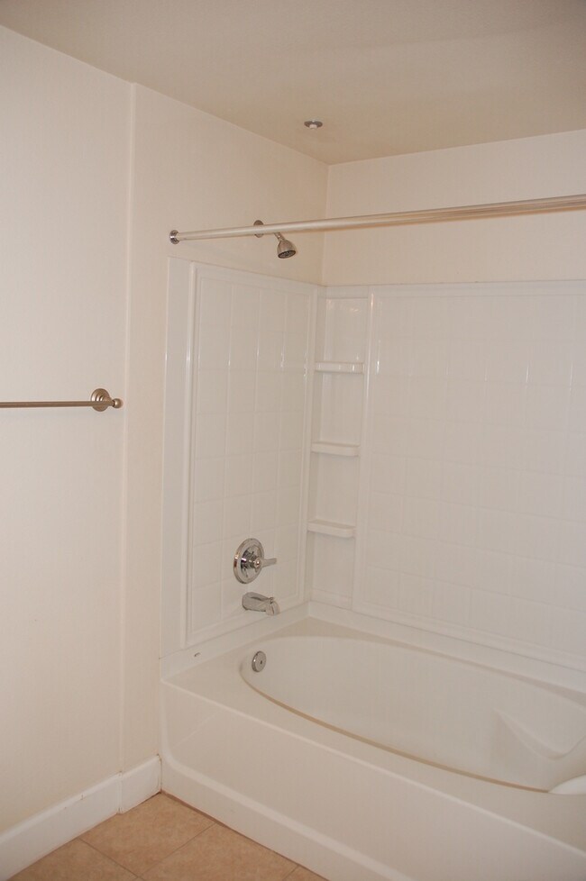 Building Photo - Great Condo in Roseville