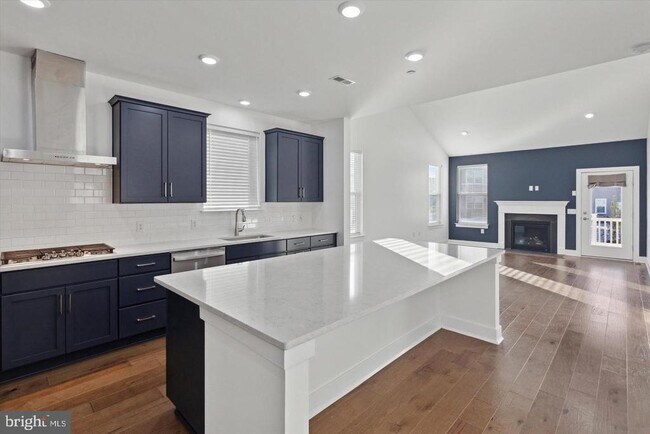 Building Photo - 10 Ladbroke Dr