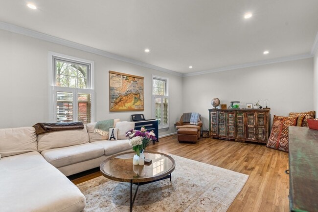 Building Photo - 4 Bed 4.5 Bath - Bethesda  Single Family Colonial - 2 Car Garage