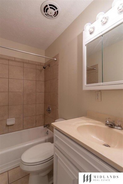 Building Photo - 3401 Sherwood Dr