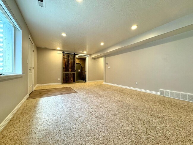 Building Photo - 275 N 600 E