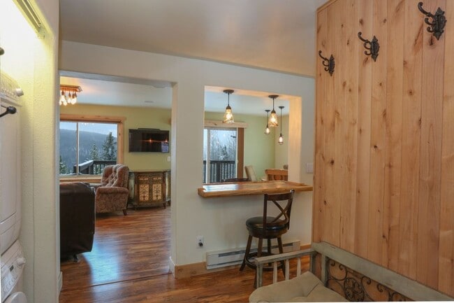 Building Photo - Amazing views! On bus route! 1 Year Lease!