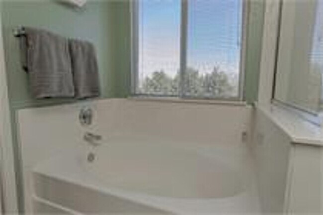 Building Photo - Stunning East Davis home available for fall move in!