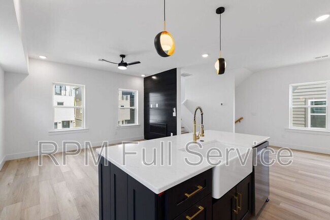 Building Photo - 1241 N Avondale Cir