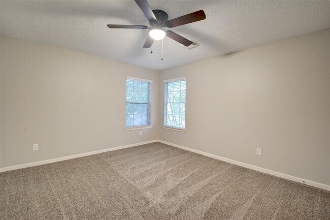 Building Photo - 539 W North Hill Dr