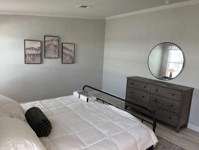 Building Photo - 343 Talbot St