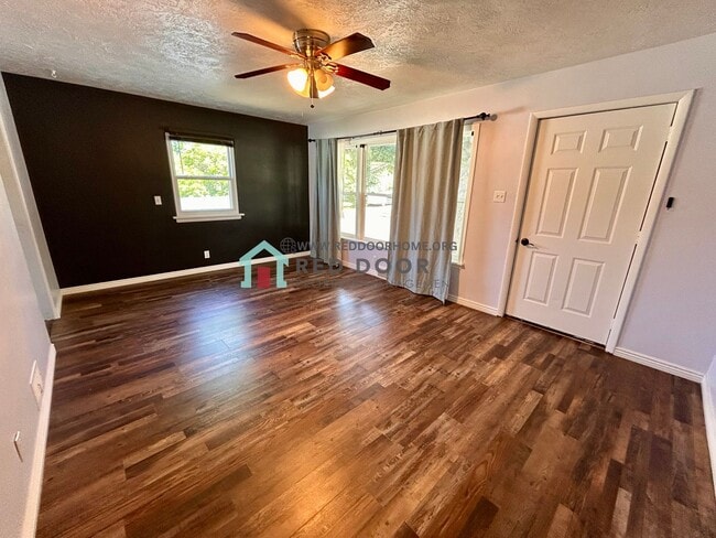 Building Photo - Spacious 3 Bed, 2 Bath Home