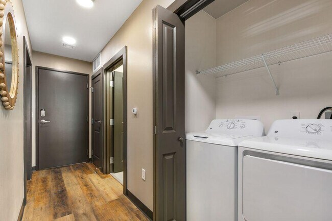 Building Photo - 611 Commerce St