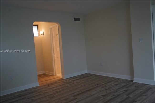 Building Photo - 2999 Point E Dr