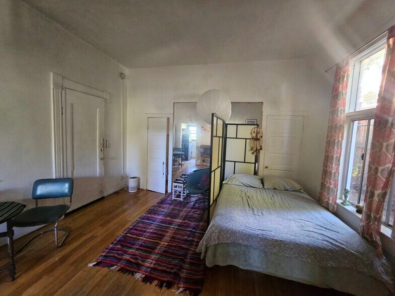 Building Photo - 1442 Lake Shore Ave