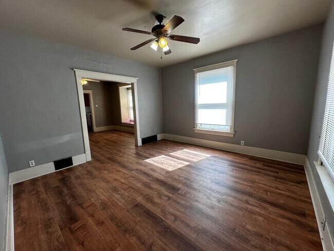 Building Photo - Beautiful 5 Bedroom, 2 Bath in Prime Location Near Campus