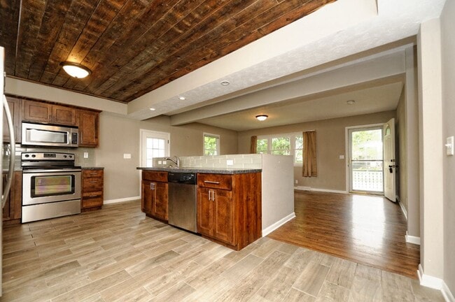 Building Photo - 4 Bedroom / 2 Bath Home Available Now!