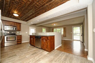 Building Photo - 4 Bedroom / 2 Bath Home Available Now!