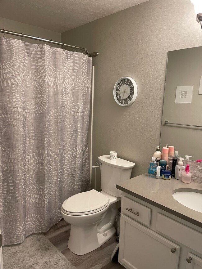 Building Photo - Pet Friendly Home in Desirable Neighborhood!