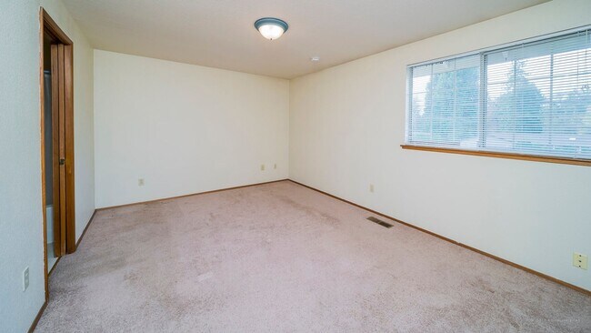 Building Photo - Spacious and move in ready 3 bed 2.5 bath ...