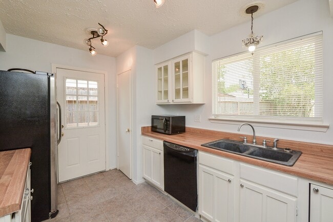 Building Photo - 15702 Timber Rock Dr