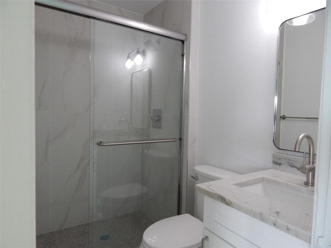 Building Photo - 3220 Bayview Dr