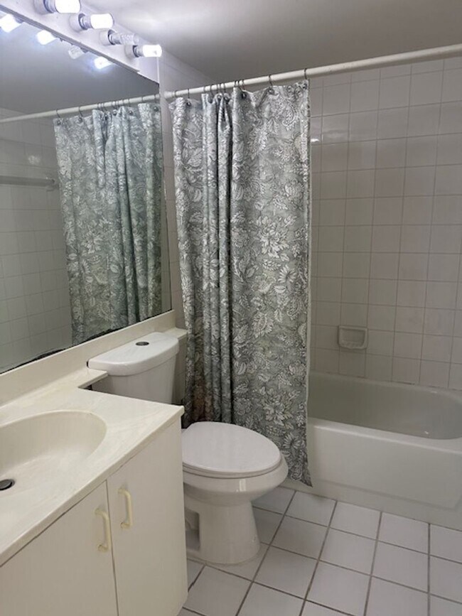 Building Photo - 2/2 Apartment for Rent at Center Gate comm...