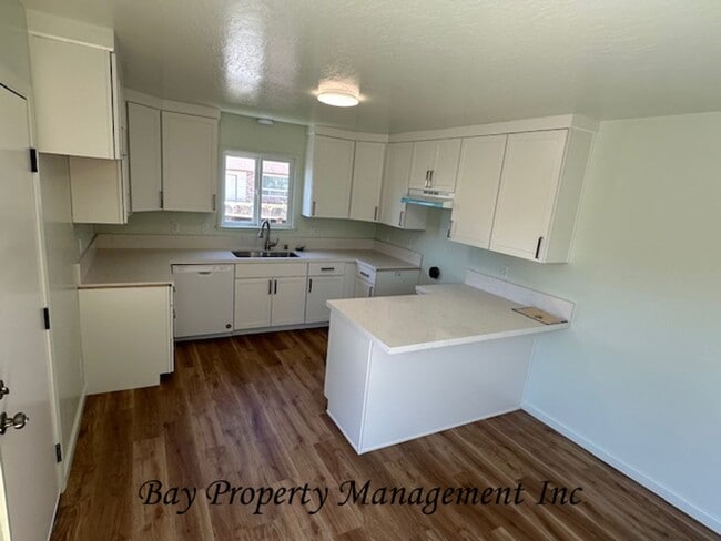Building Photo - Beautifully Updated 3 Bedroom Home on a Corner Lot