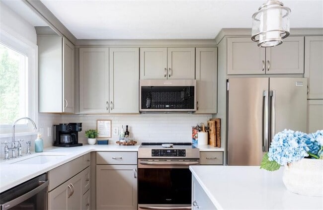 Building Photo - 11 N Hillview Dr