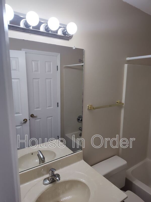 Building Photo - 301 Abbey Cir