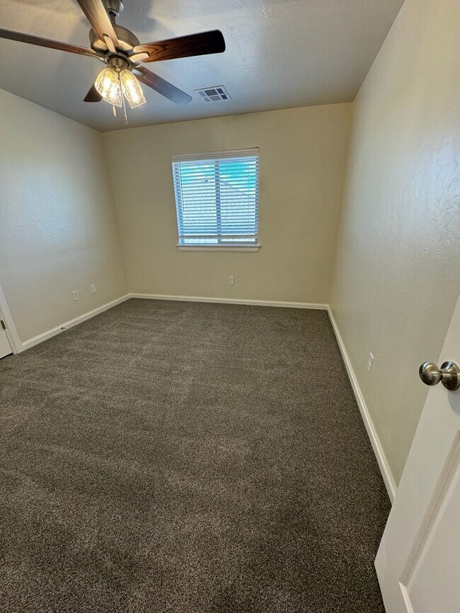 Building Photo - Duplex in Newcastle