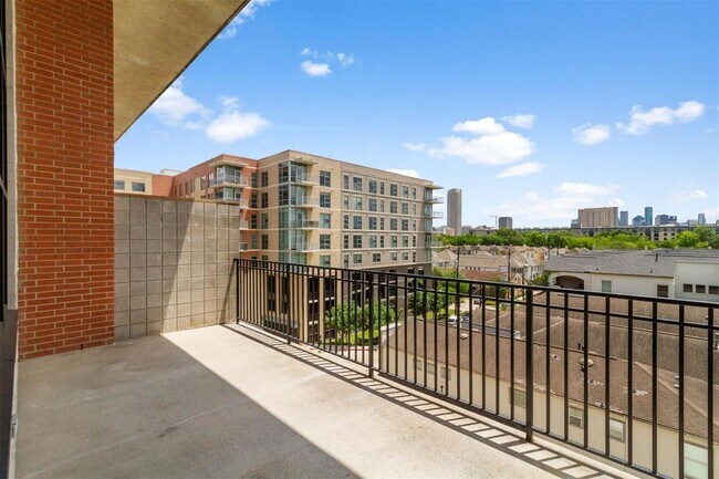 Building Photo - 1025 S Shepherd Dr